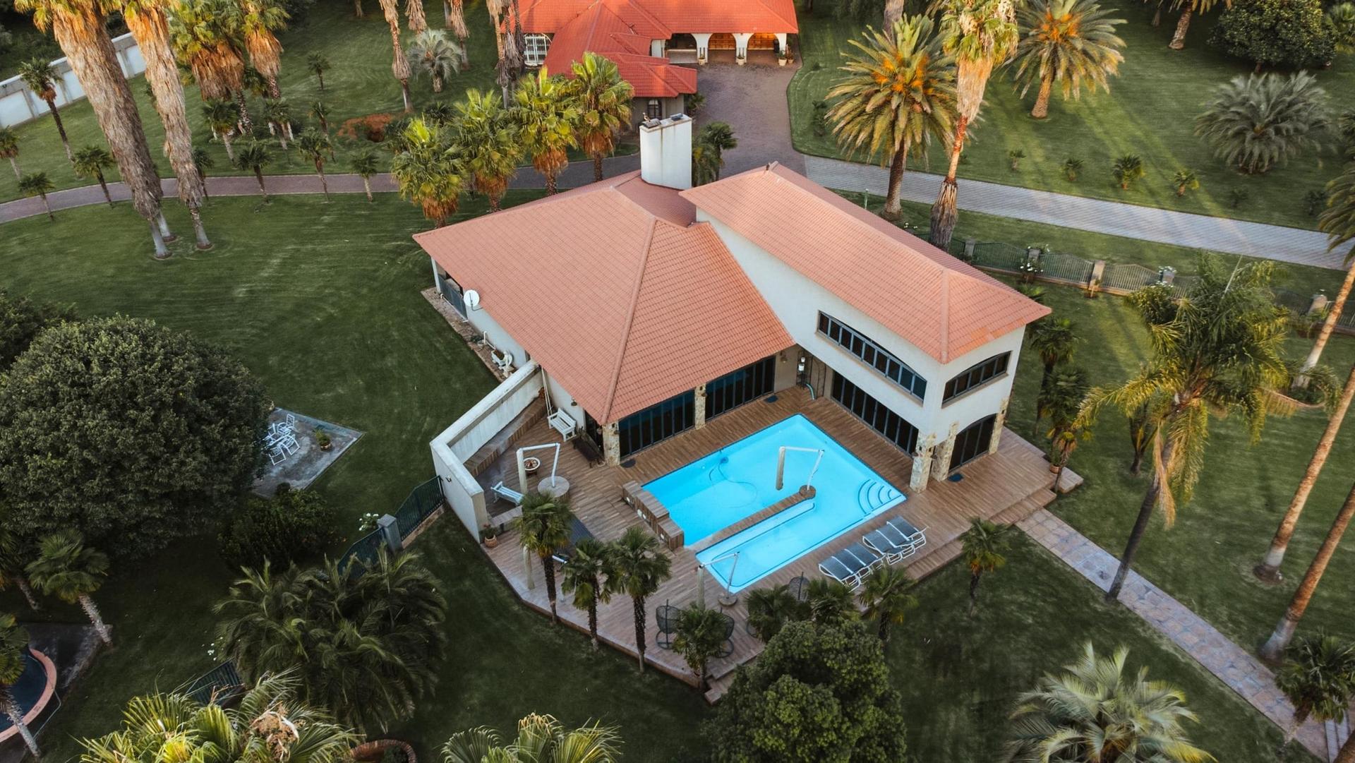 Unitas Park Estate with Three Houses — photograph 2