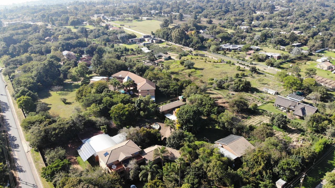 Guest Lodge Estate on Three Holdings — photograph 3