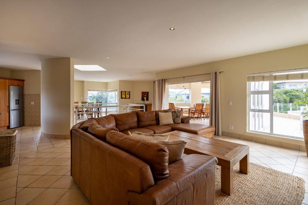 6 Bedroom House in Solar Beach — photograph 4