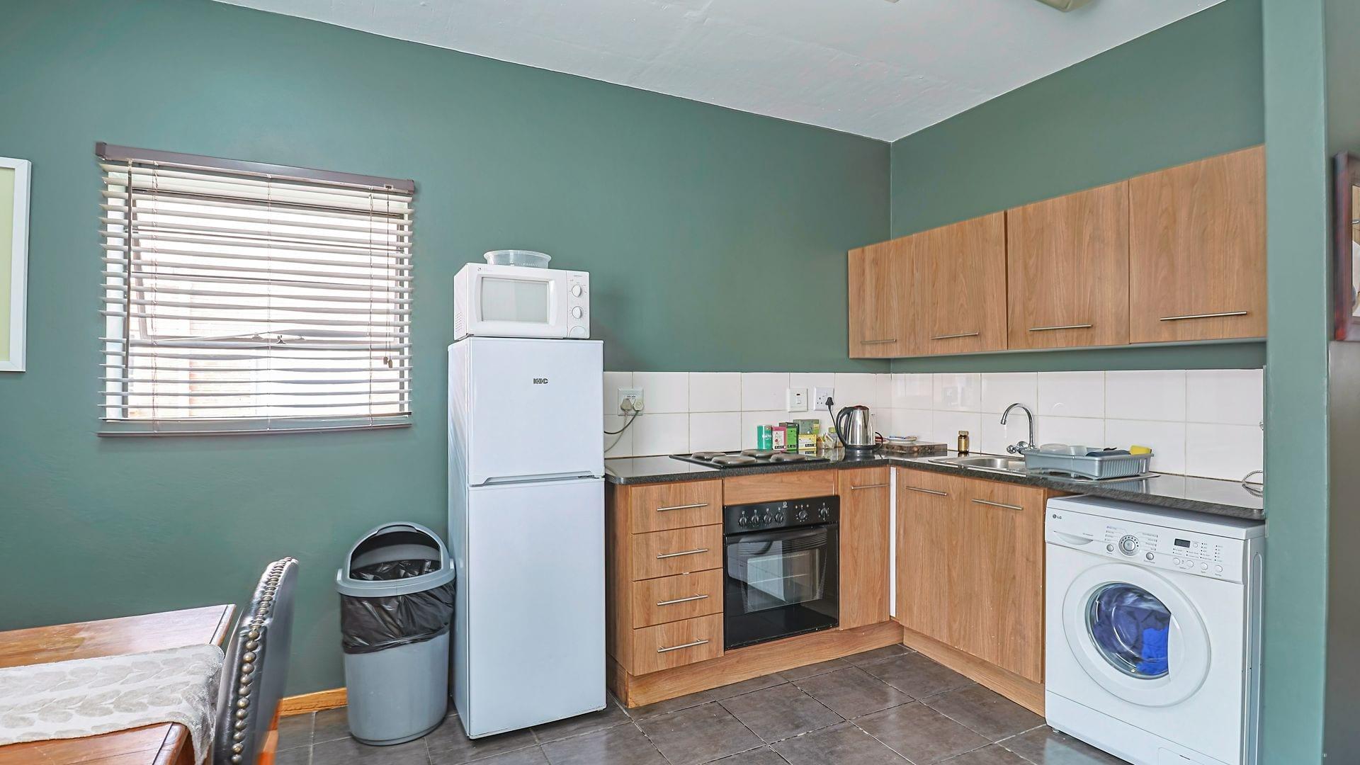 20 Bedroom Guesthouse in Rustenburg Central — photograph 4
