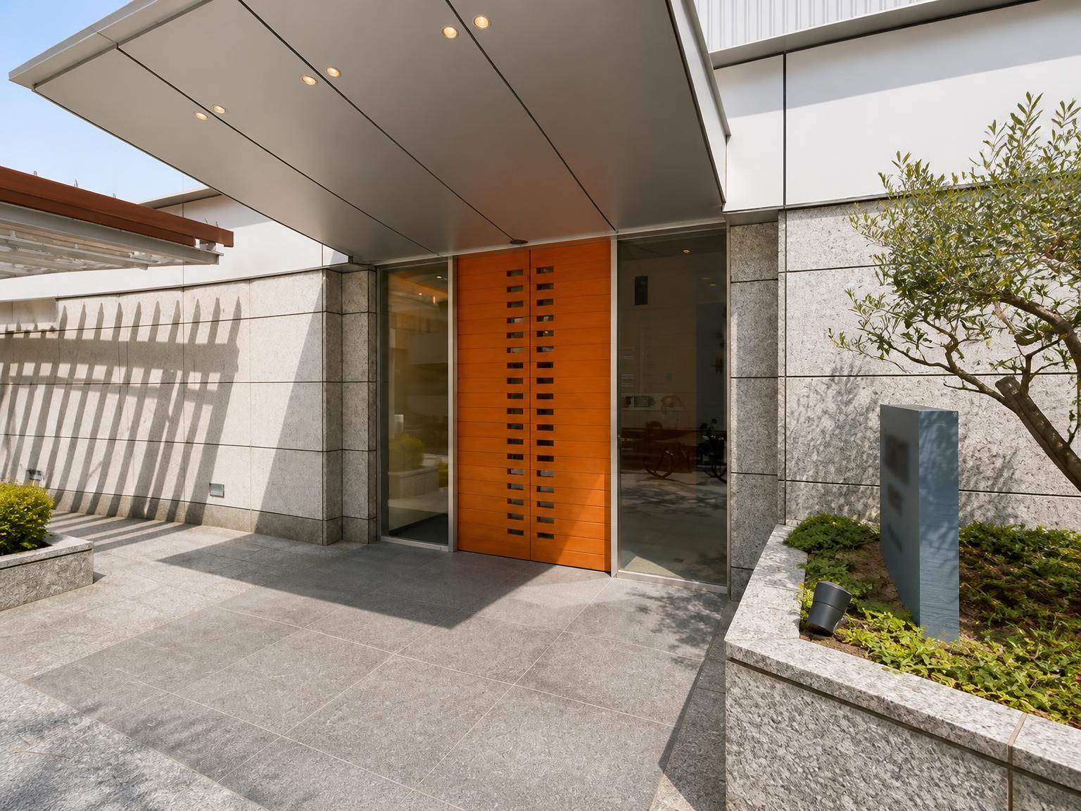 Genis Osaka EAST — photograph 4