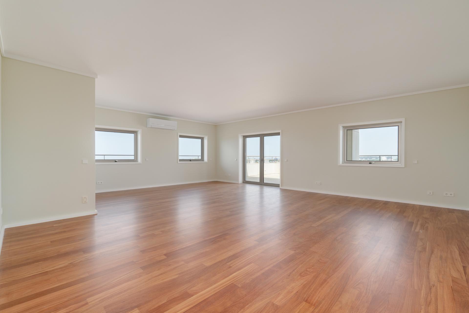 4-Bedroom Penthouse with River Views in Porto — photograph 2