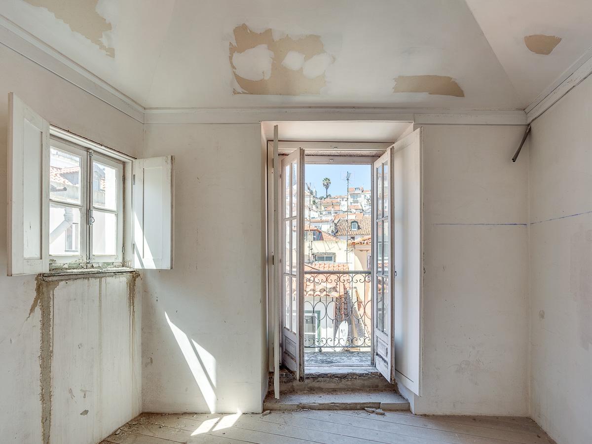 Building in Alfama, Lisboa — photograph 2