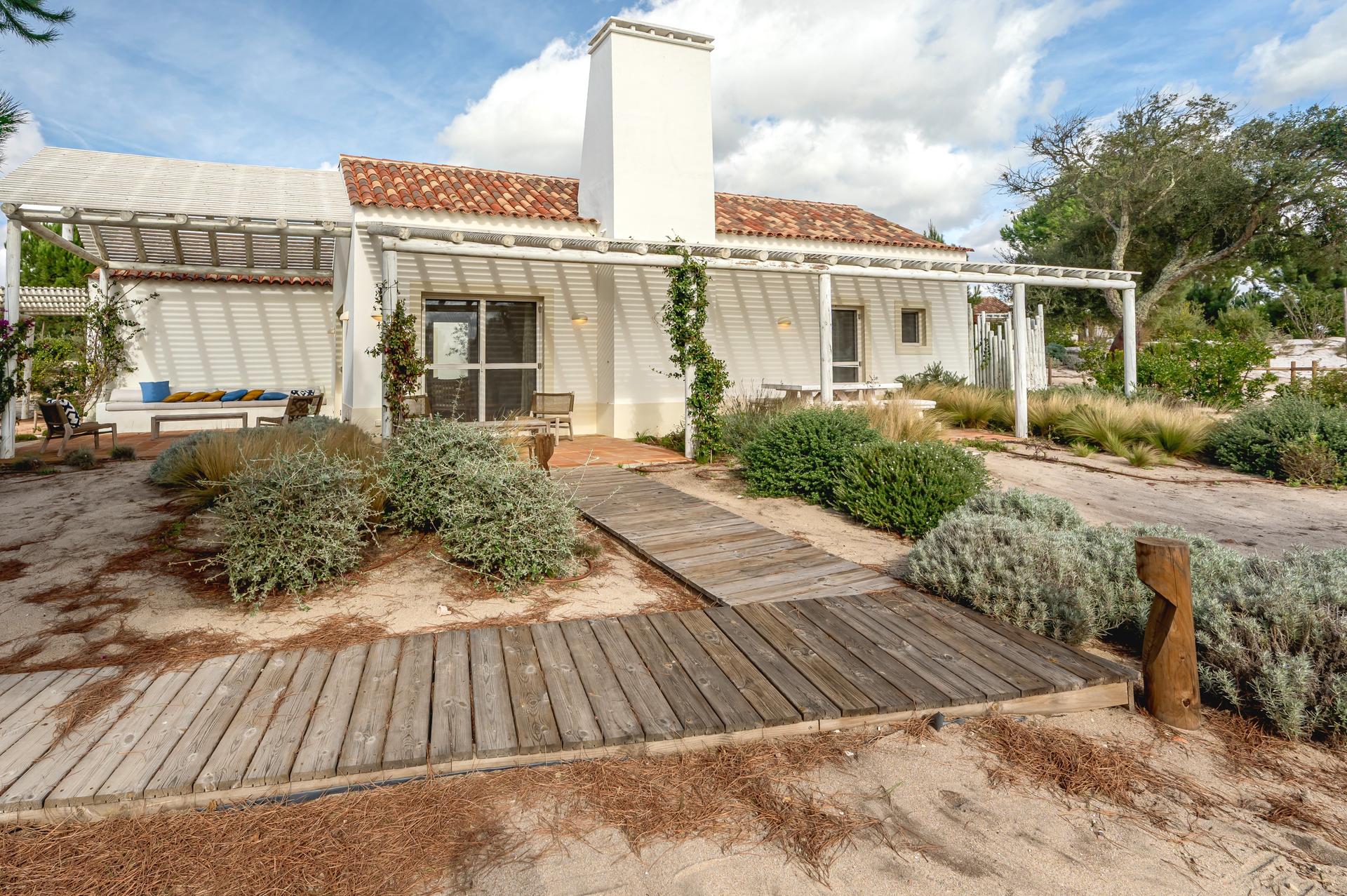 2-Bedroom House with Private Pool at Authentic Bicas — photograph 2