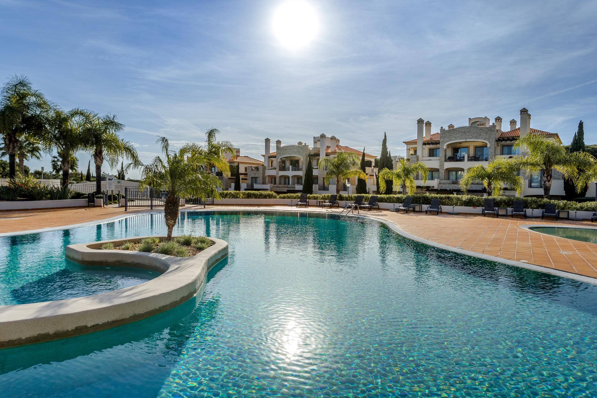 2-Bedroom Apartment with Pool in Loulé — photograph 2