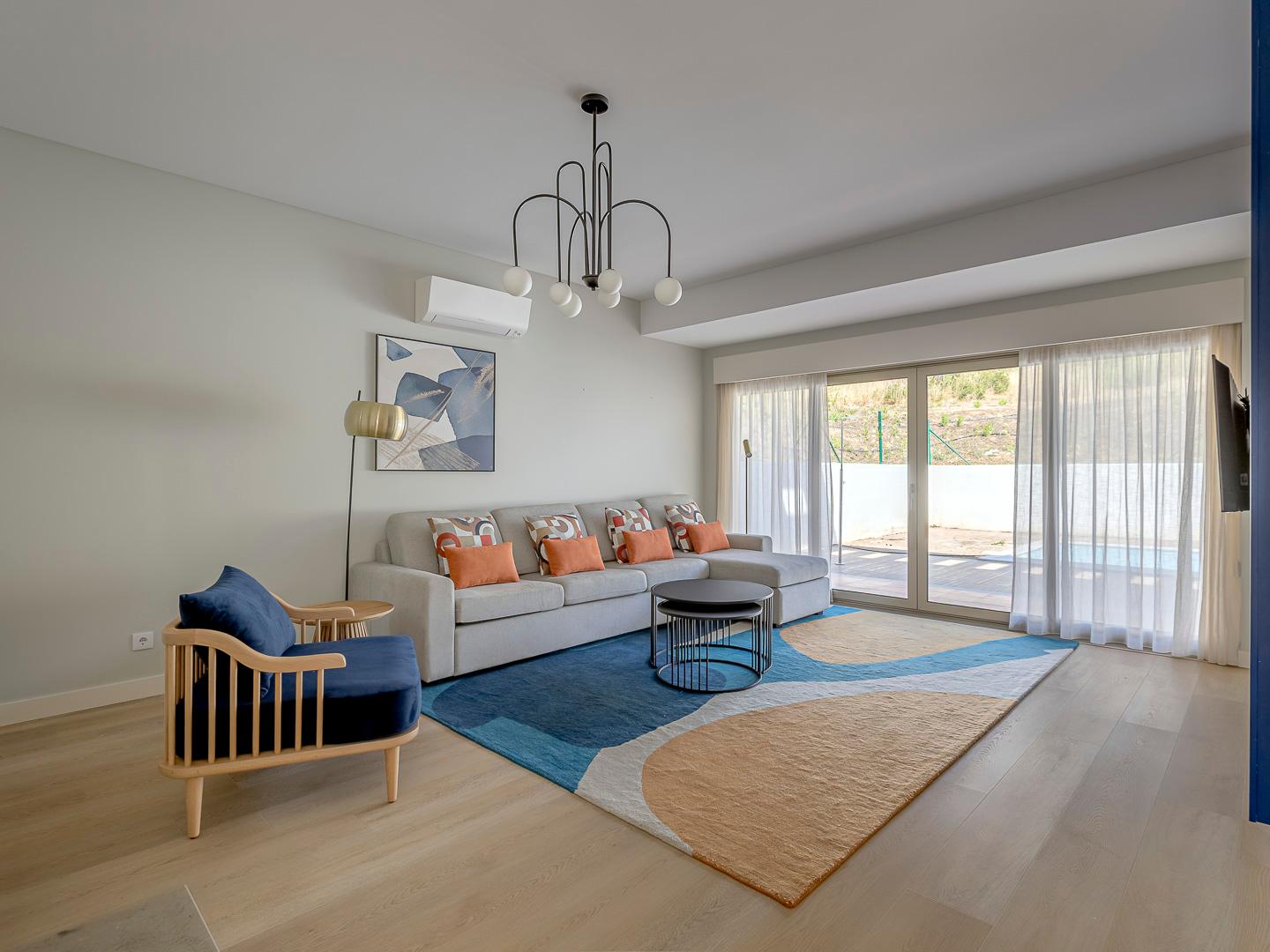 4-Bedroom House in Loures — photograph 4