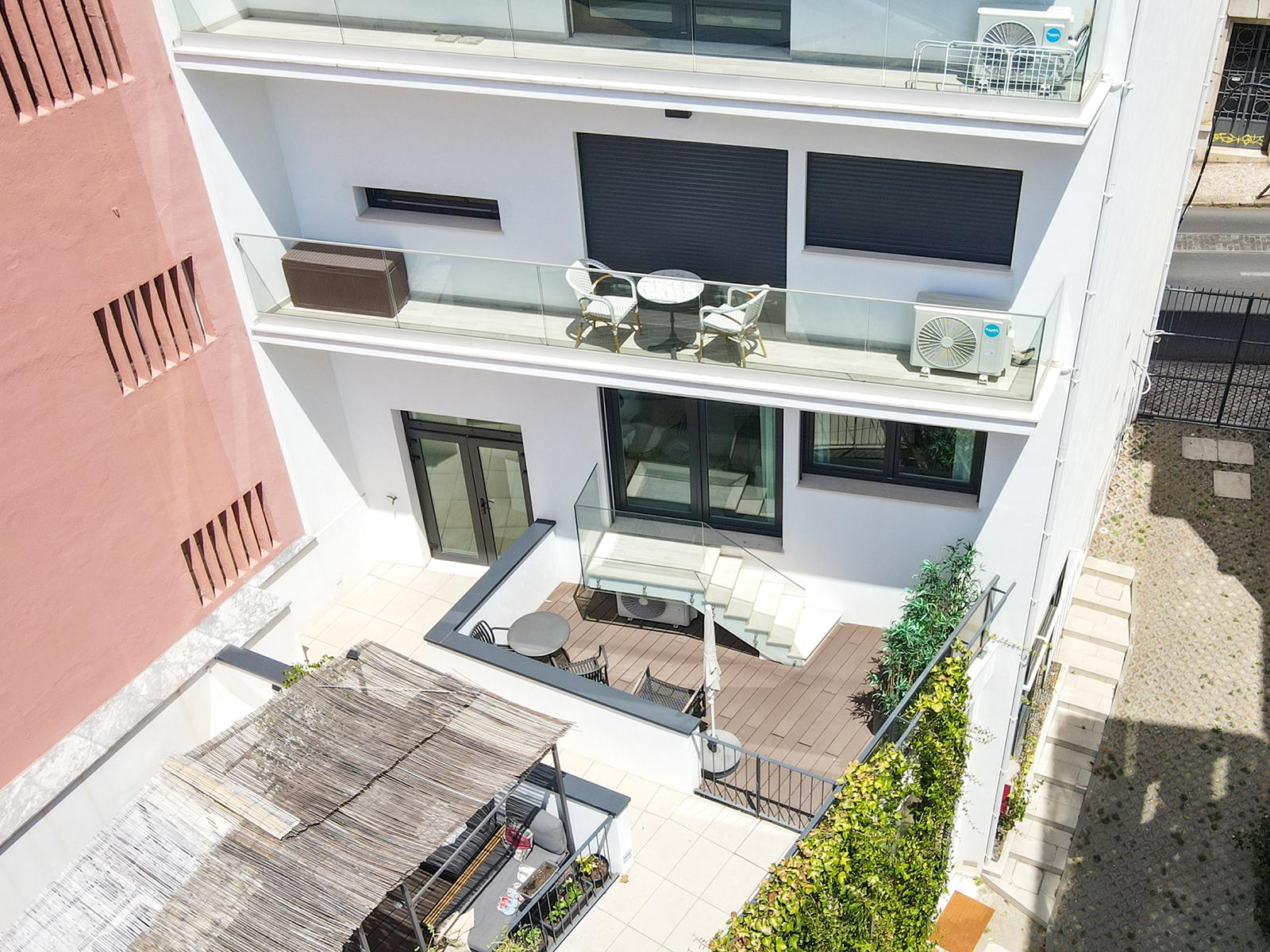 2-Bedroom Apartment with Terrace in Lisboa — photograph 5
