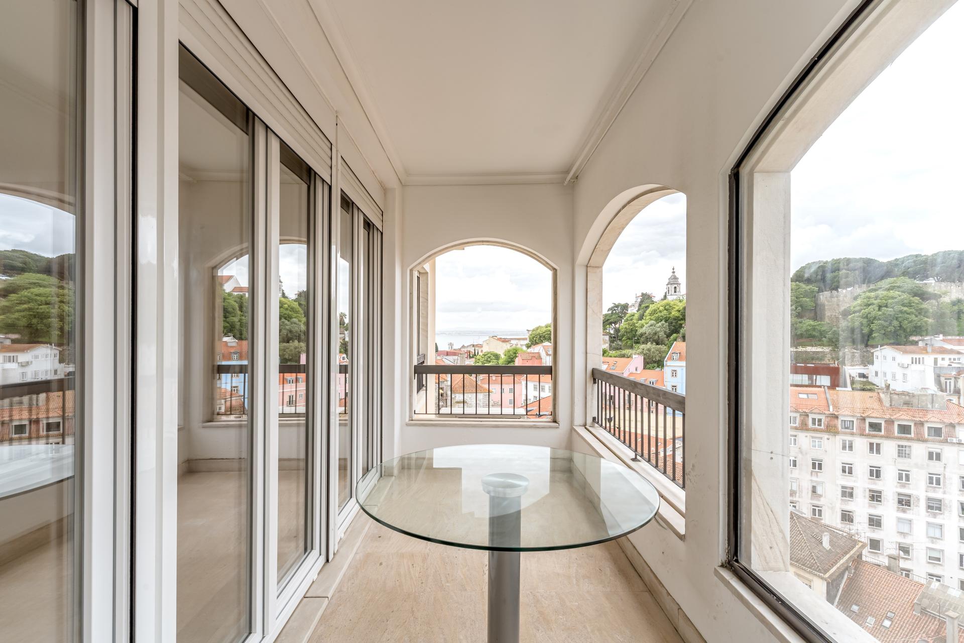 2-Bedroom Apartment in Graça, Lisboa — photograph 3