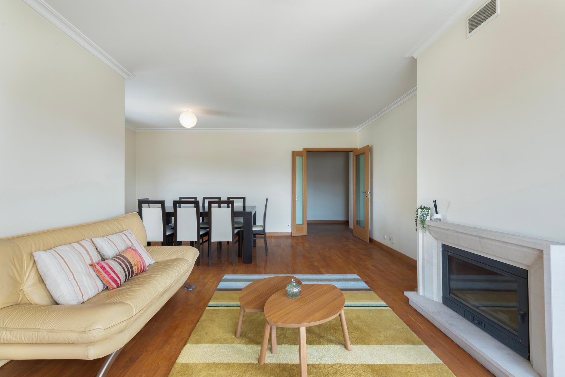 2-Bedroom Apartment in Porto — photograph 4