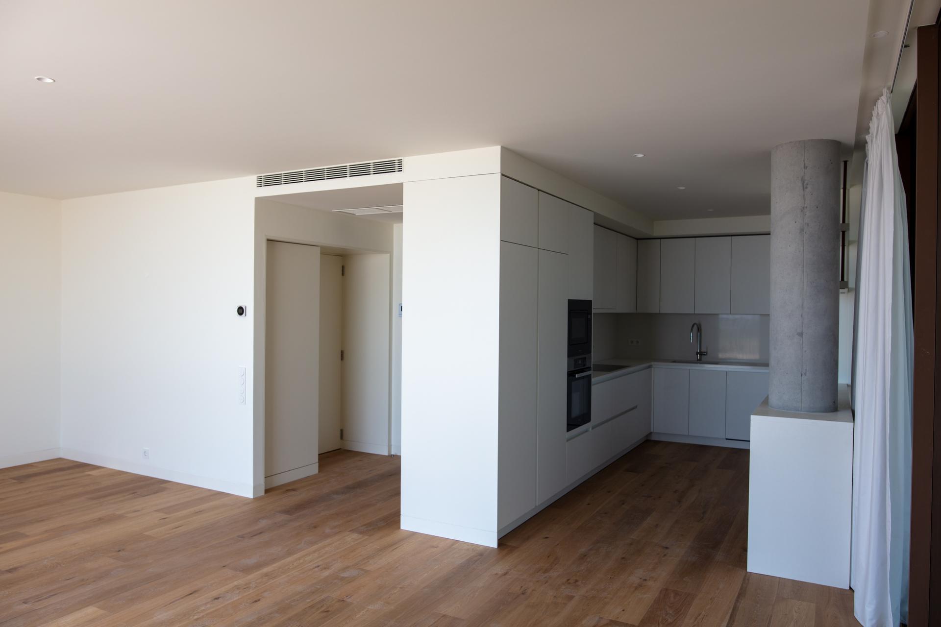 2-Bedroom Apartment with Terrace in Porto — photograph 4