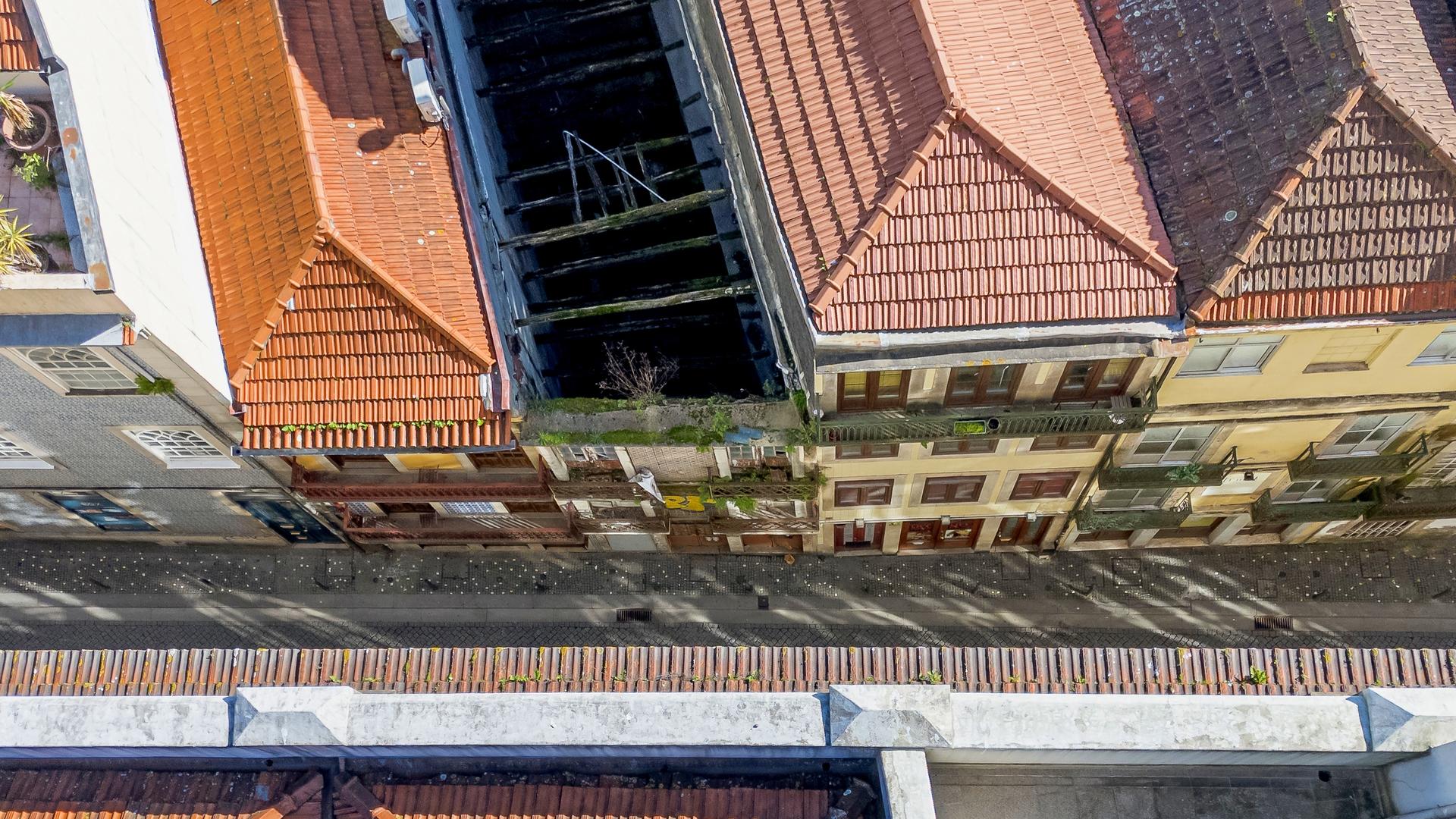 Building in Porto — photograph 3