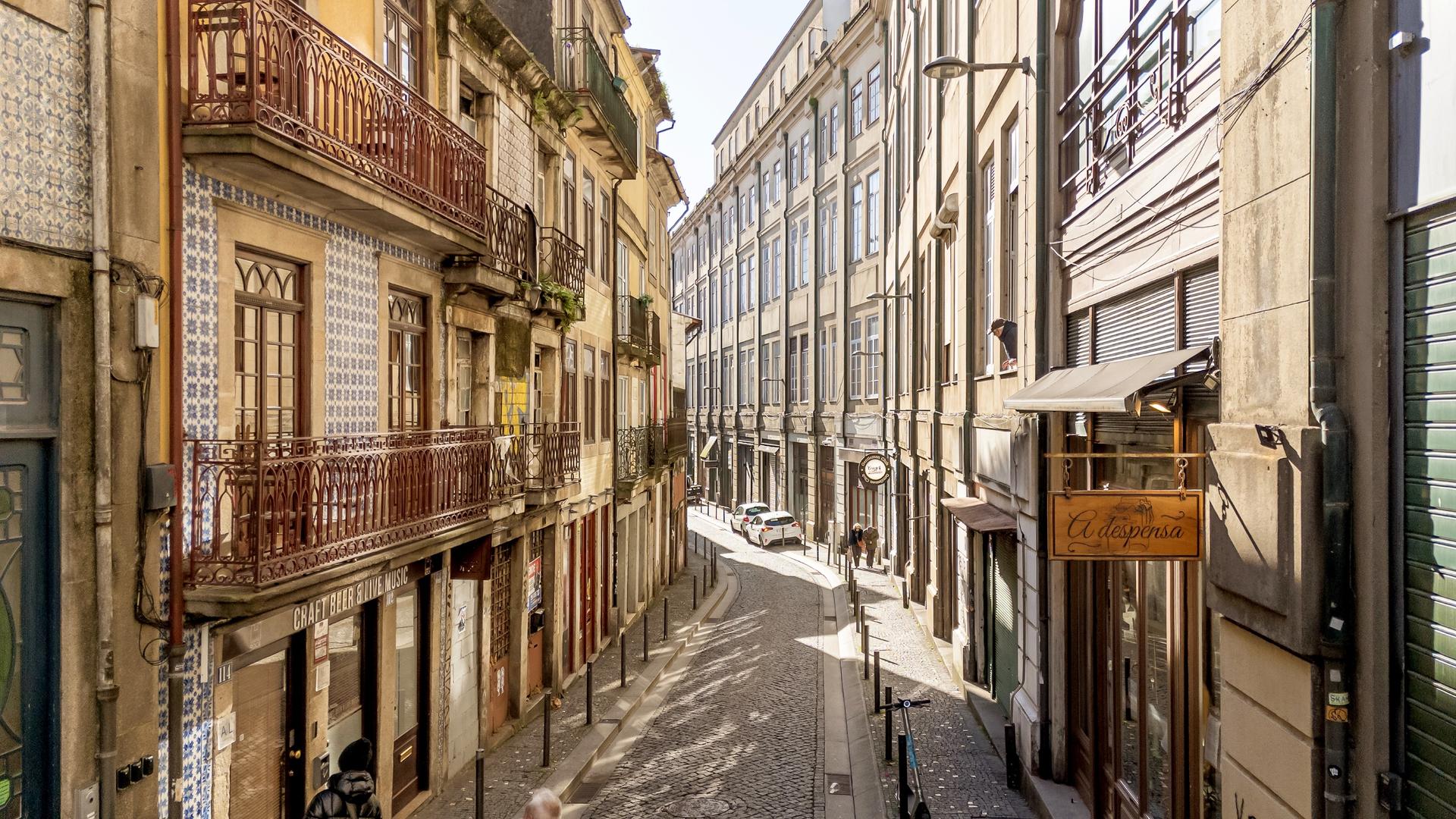 Building in Porto — photograph 4