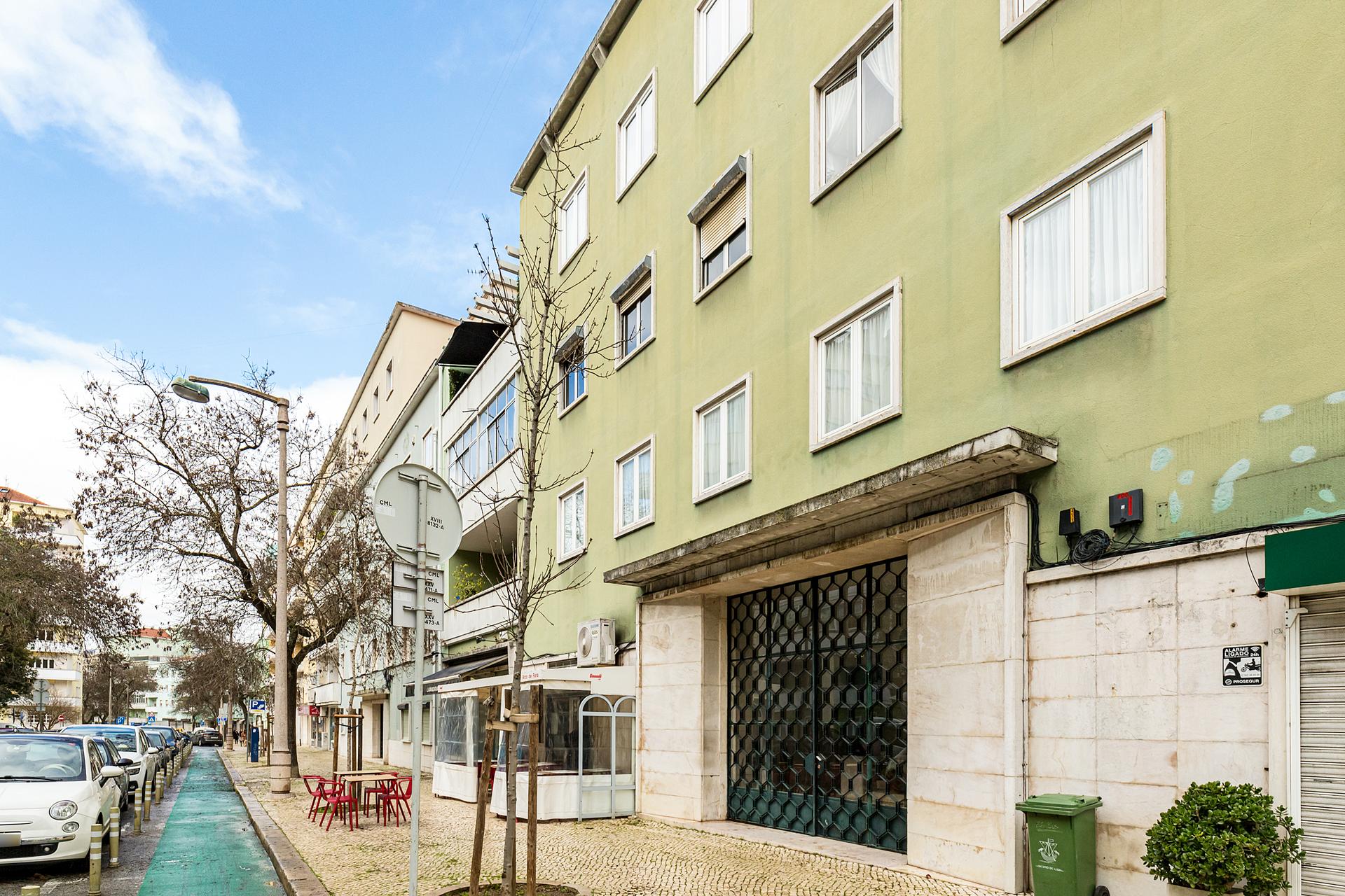 Building in Areeiro, Lisboa — photograph 2