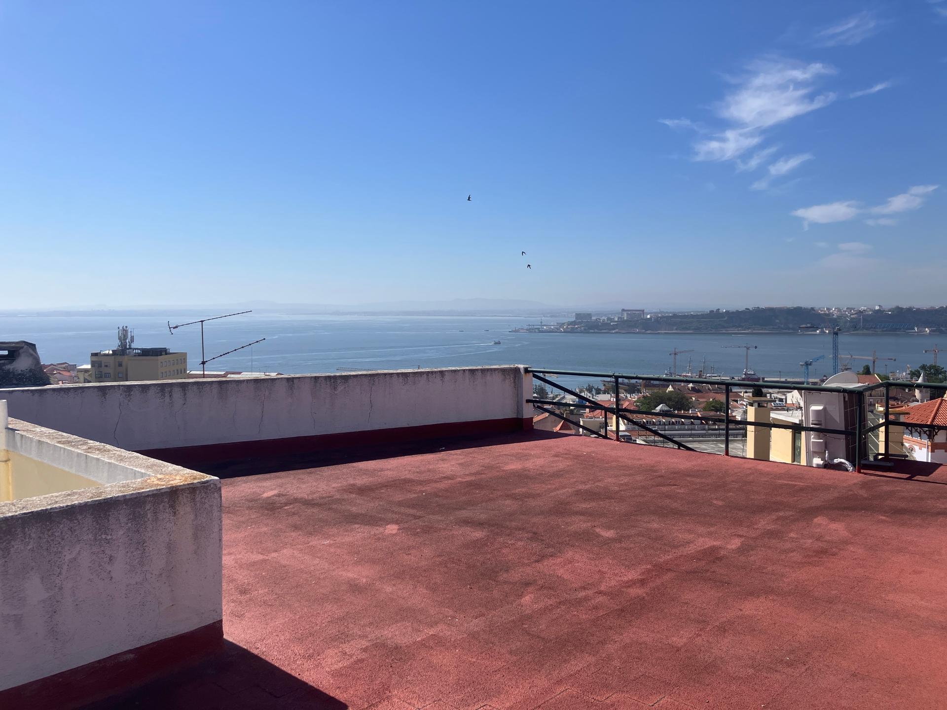 3-Bedroom Apartment with Terrace in Lisboa — photograph 4