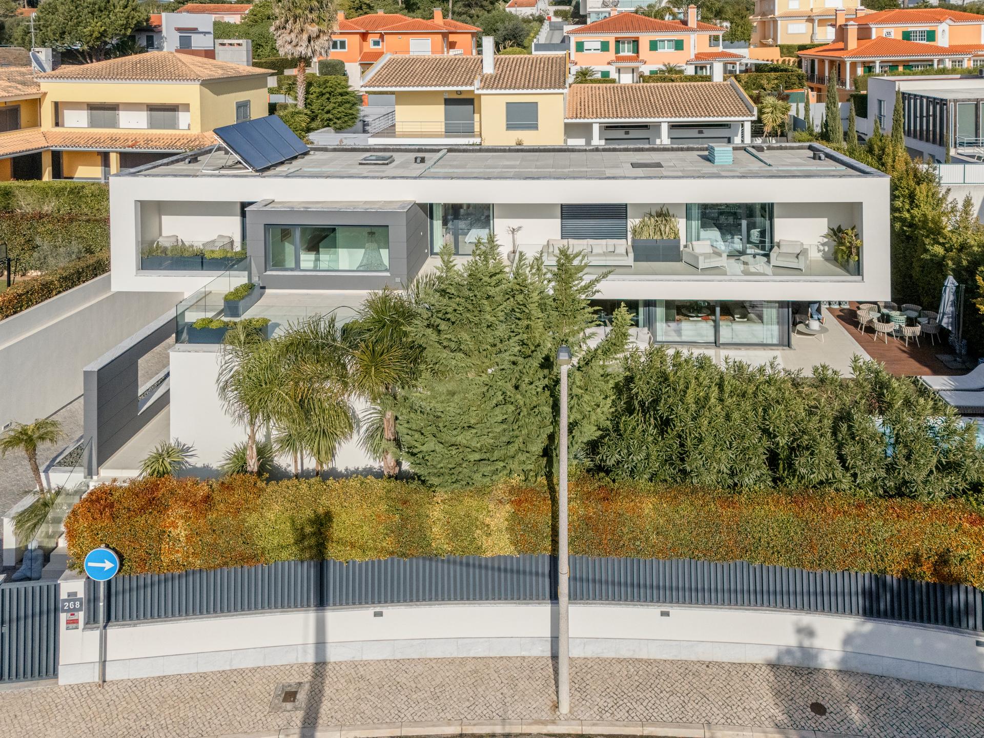 4-Bedroom House with Pool in Cascais — photograph 2