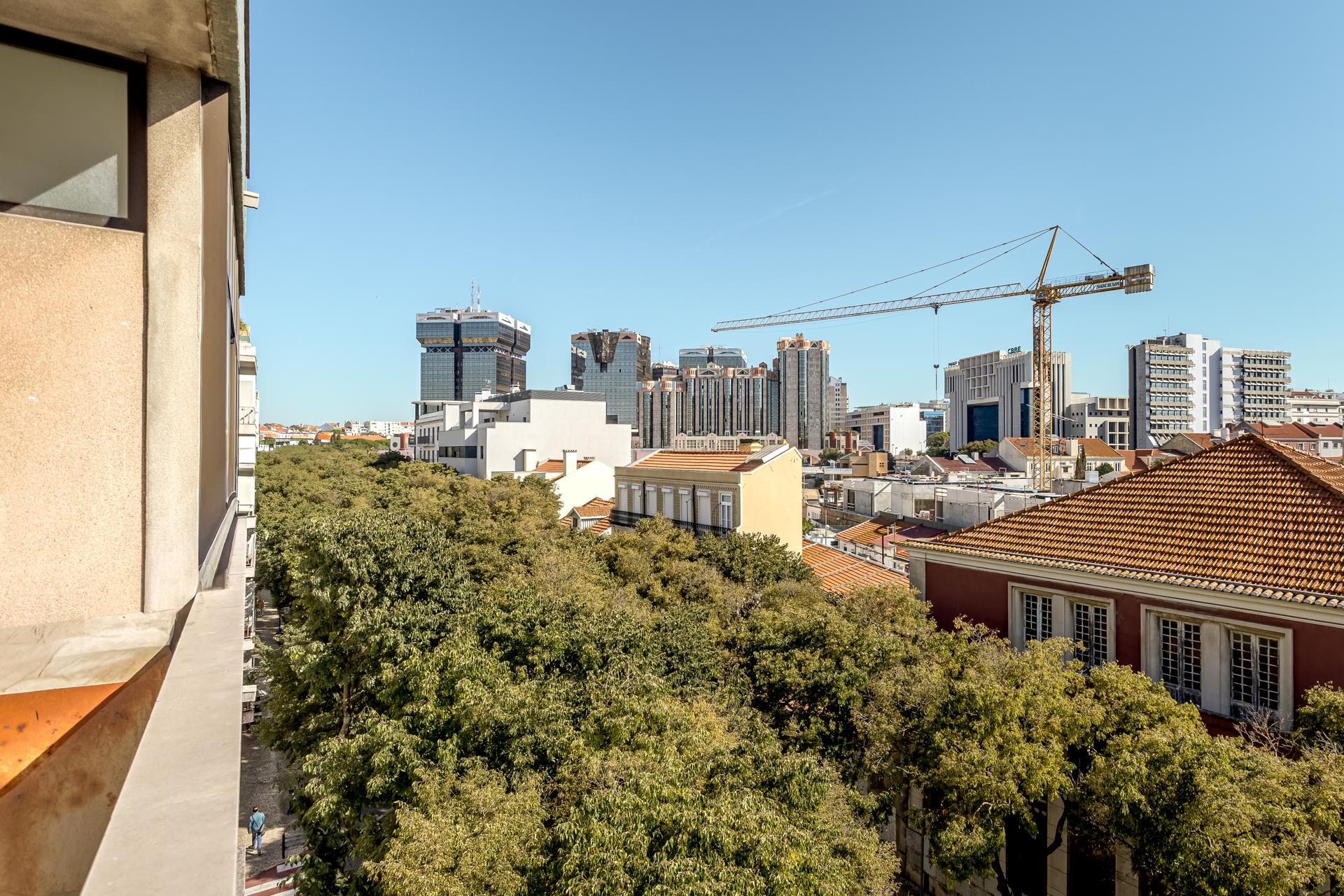 2-Bedroom Apartment with Pool in Campo de Ourique, Lisboa — photograph 3