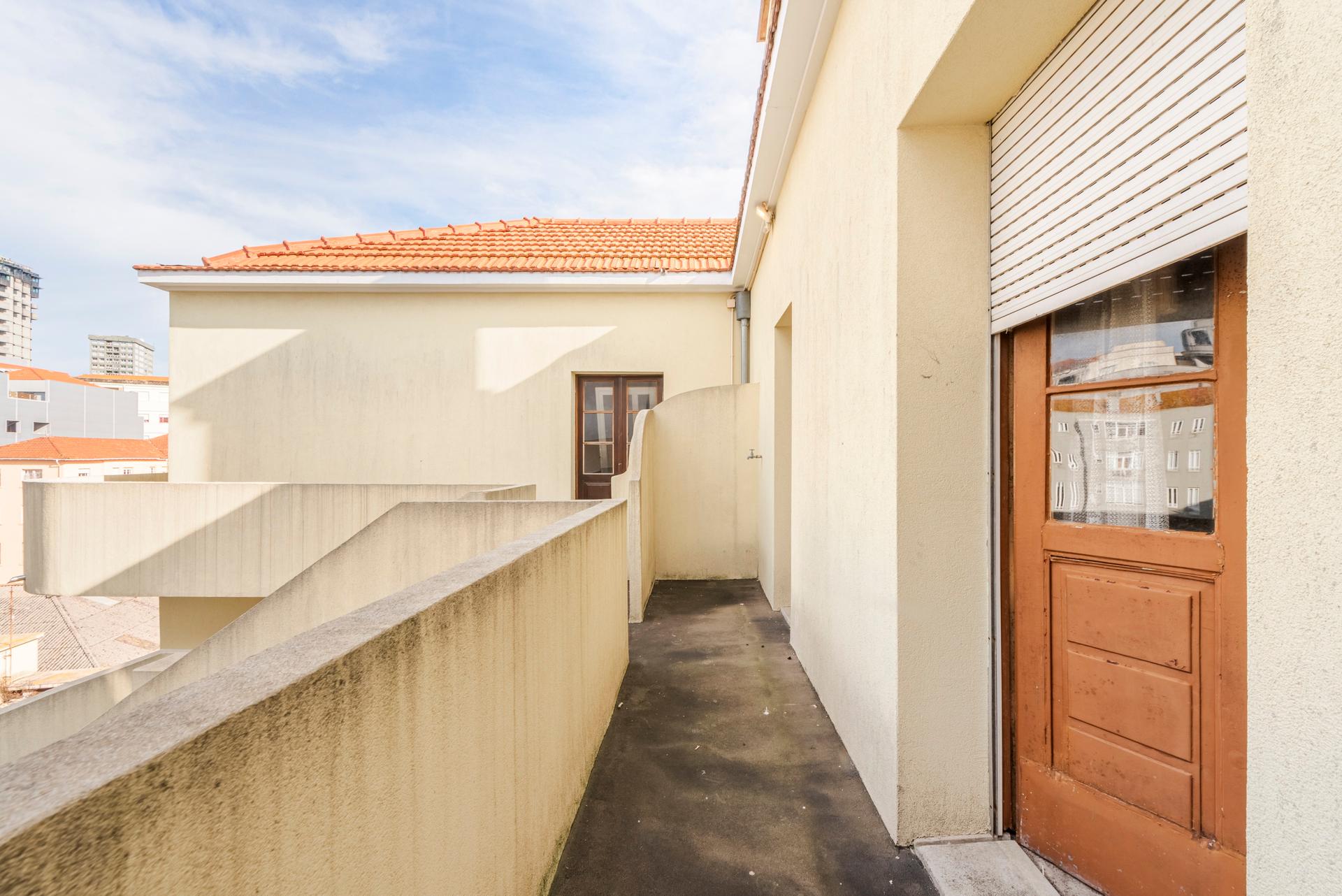 4-Bedroom Apartment in Porto — photograph 4