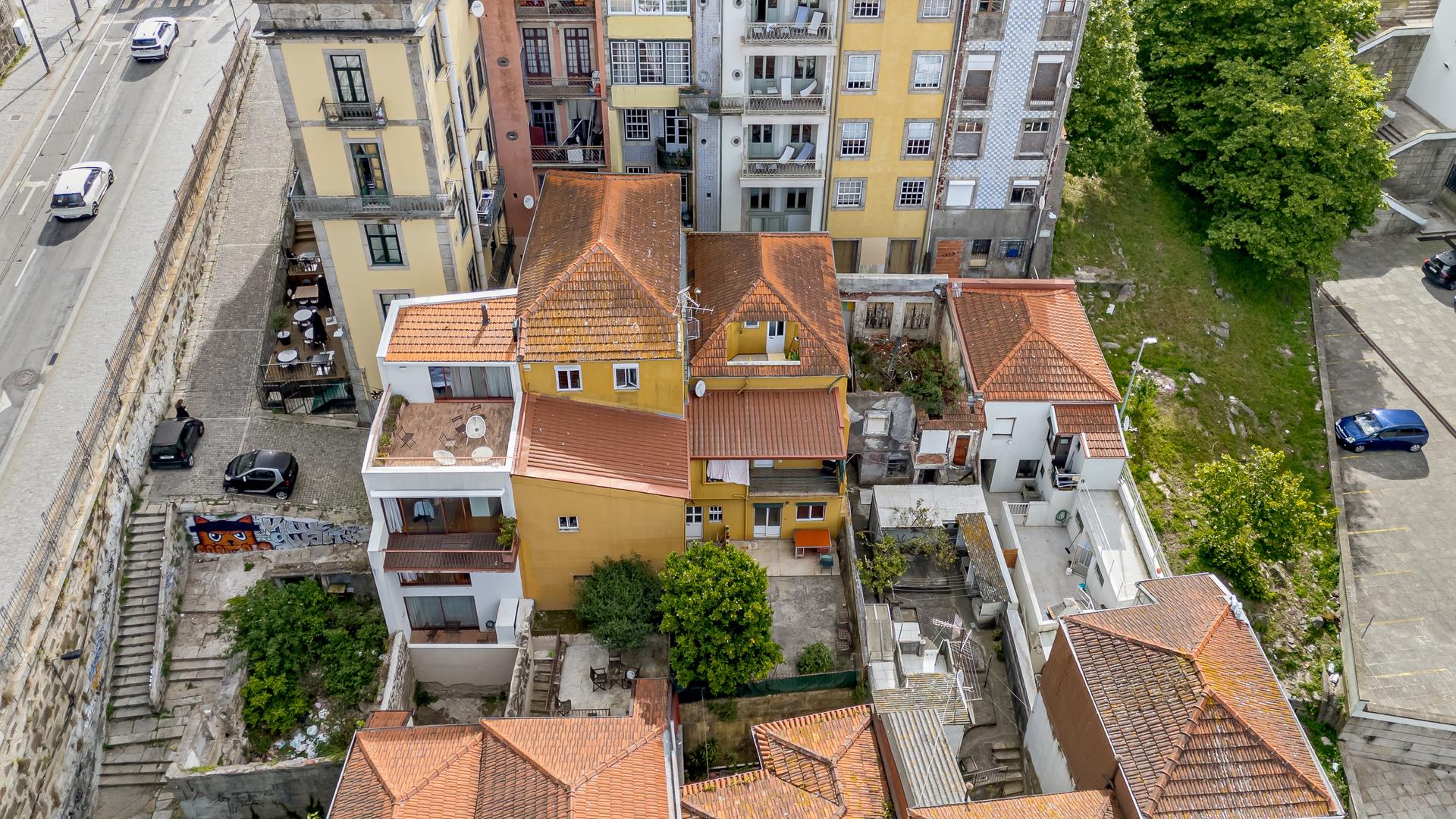Building in Porto — photograph 3
