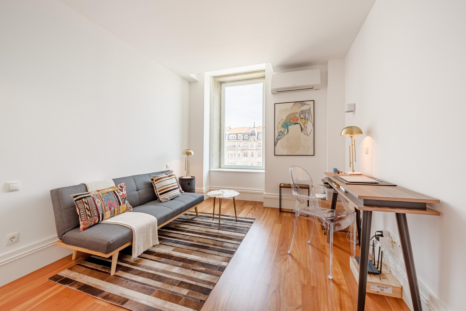 3-Bedroom Apartment with Terrace in Porto — photograph 5
