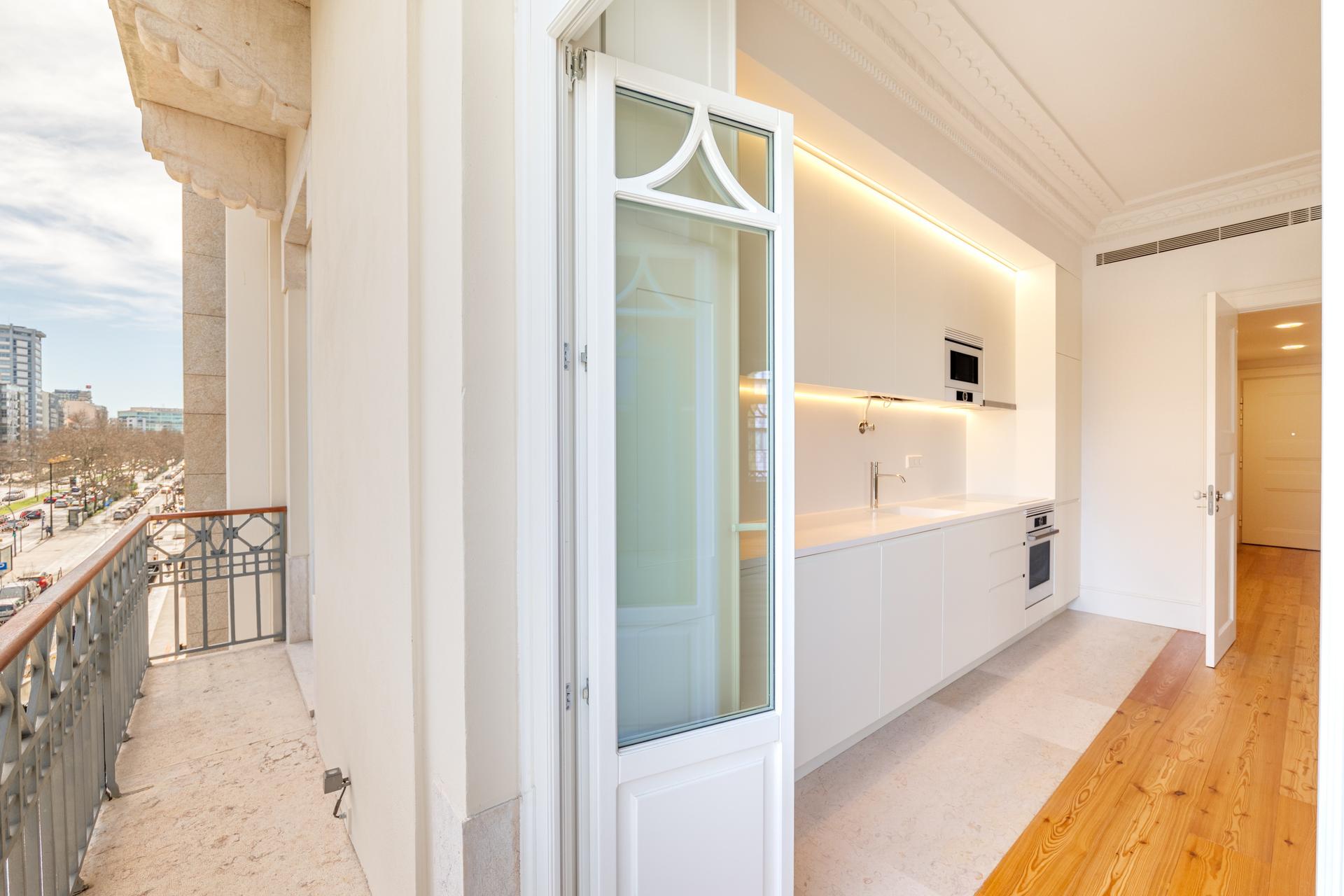2-Bedroom Apartment in Lisboa — photograph 2