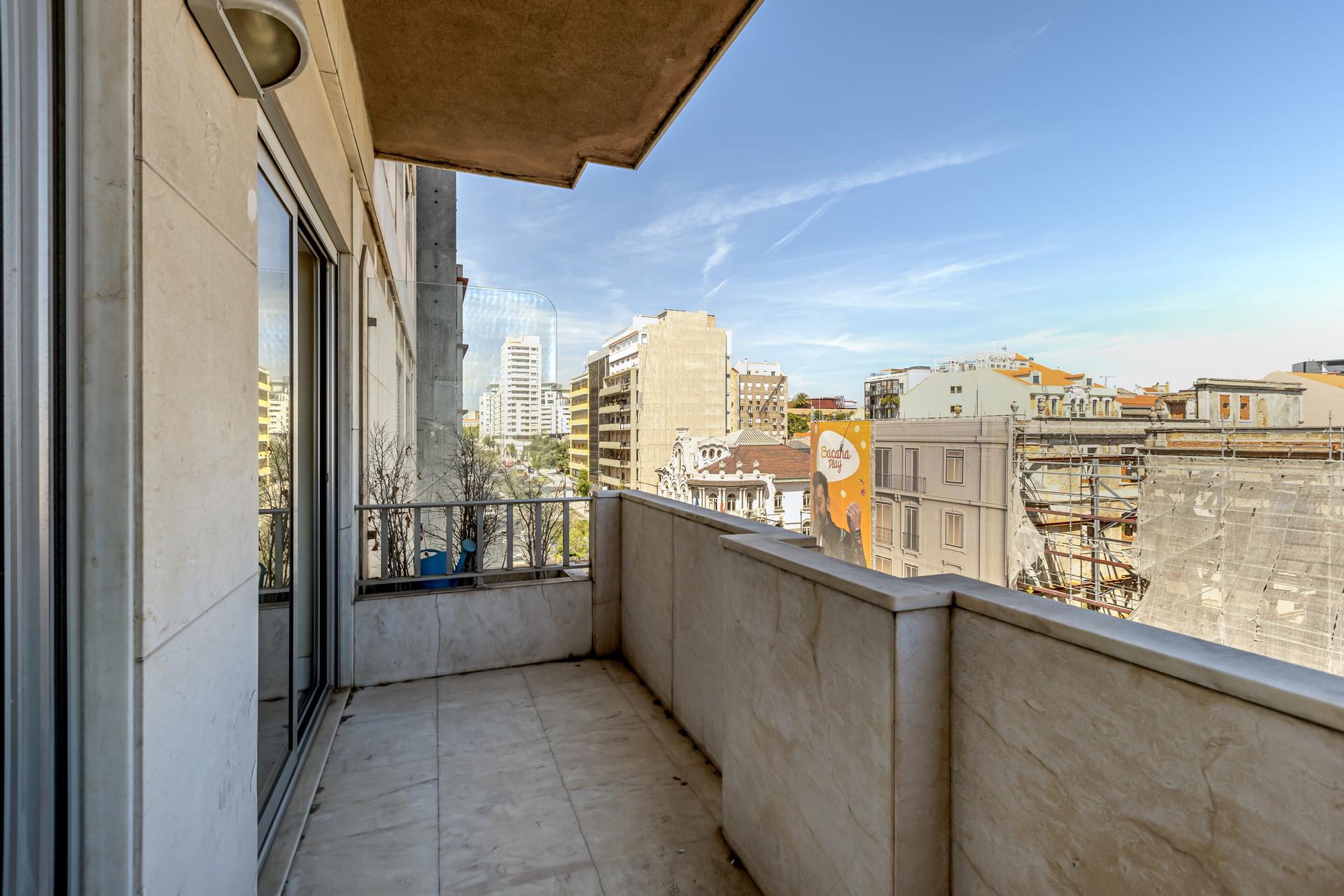 4-Bedroom Apartment in Lisboa — photograph 5